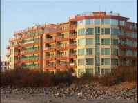 Двухспальный апартамент в жилом доме в Поморие на берегу моря.