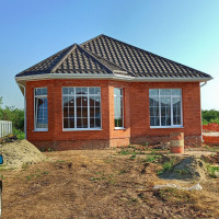 Дом новый кирпичный на участке в Выселках Краснодарского края