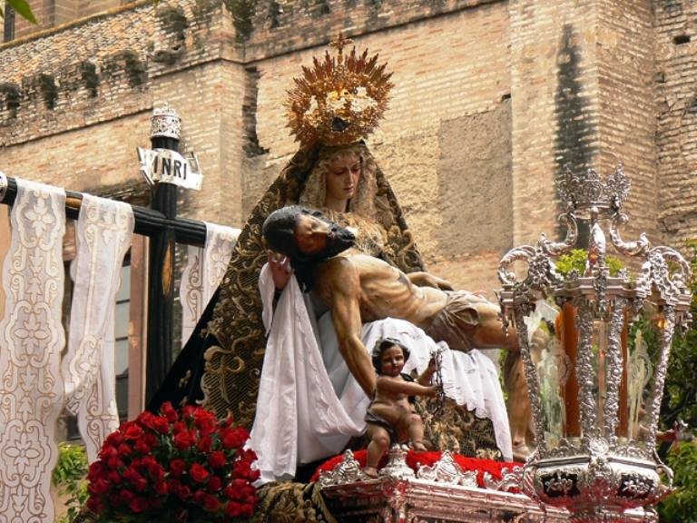 Страстная французская. Semana Santa в Испании. Севилья Испания Пасха. Пасха в Испании.
